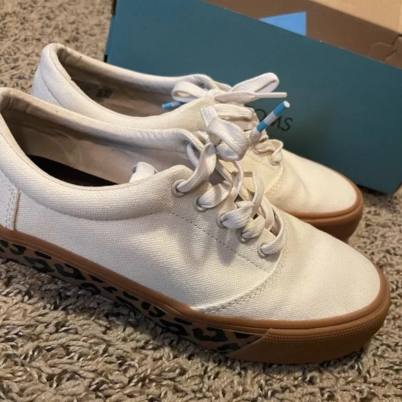 TOMS Lepoard & Cream lace up shoe - Picture 2 of 4